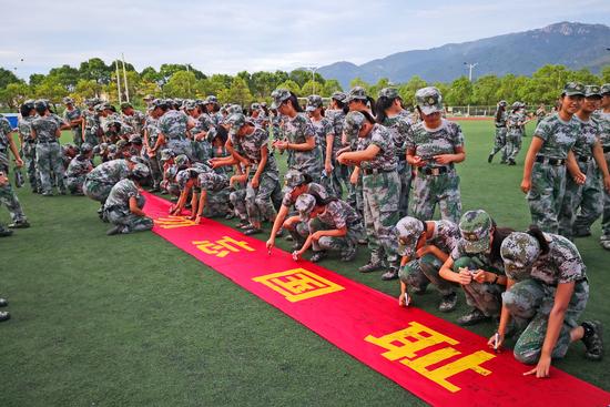 安慶師大新生軍訓站“918“銘記歷史